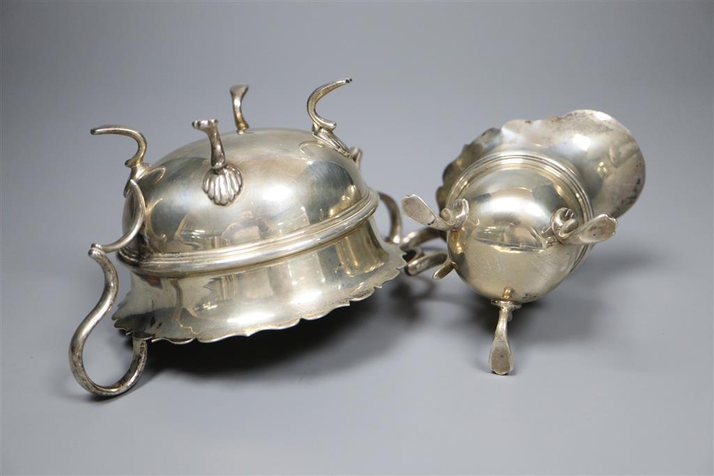 An Edwardian silver cream jug and a sugar bowl, Birmingham, 1904, 9oz